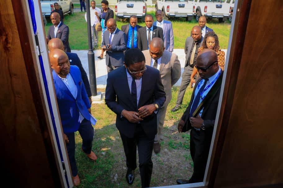 ruddyemowe's tweet photo. Des commissariats mobiles pour la sécurité des populations de #Kinshasa. @AmbHenriMova @Presidence_RDC @DiplomatieRdc @MartinFayulu @bikeko @JPKambila @meshack_tsheko @soniarolley @ida_sawyer @moise_katumbi @BartOuvry @JeanClaudeMwewa @tracymboma https://t.co/mxrDtdV8aP