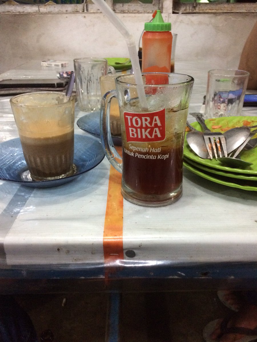 Kedai Kopi di Kampung memang menjadi tempar Favorit. Dimana semua hal dibahas, dan semua kalangan ada. Dan minuman Favorit, Teh Susu Telur! Dan Martabak telur.