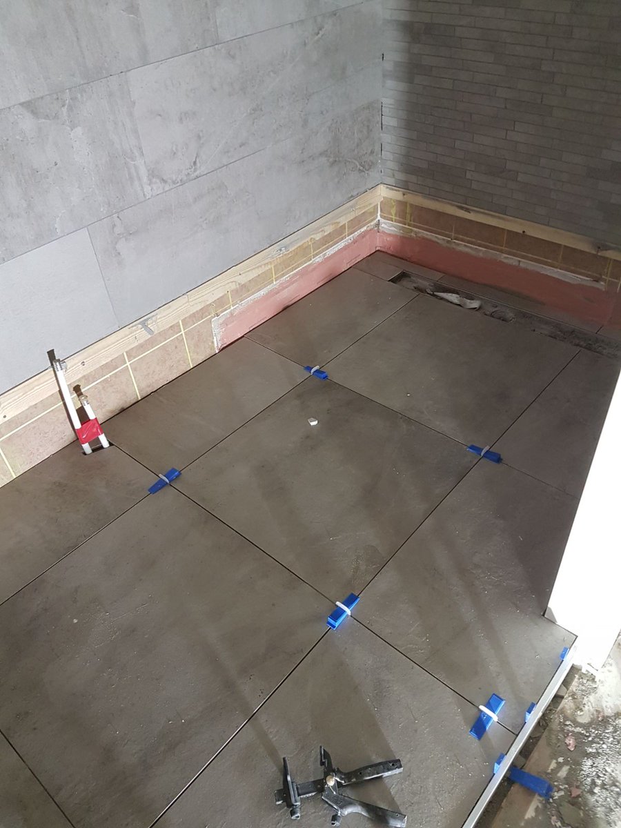 BOUWEXPERT's tweet photo. Onlang mooie renovatie afgerond in Lelystad. Keramisch parket, vloerverwarming, 3st badkamers, 2st toilets, luxe hoogglans keuken, en nog veel meer! https://t.co/5pTI6QF3nD