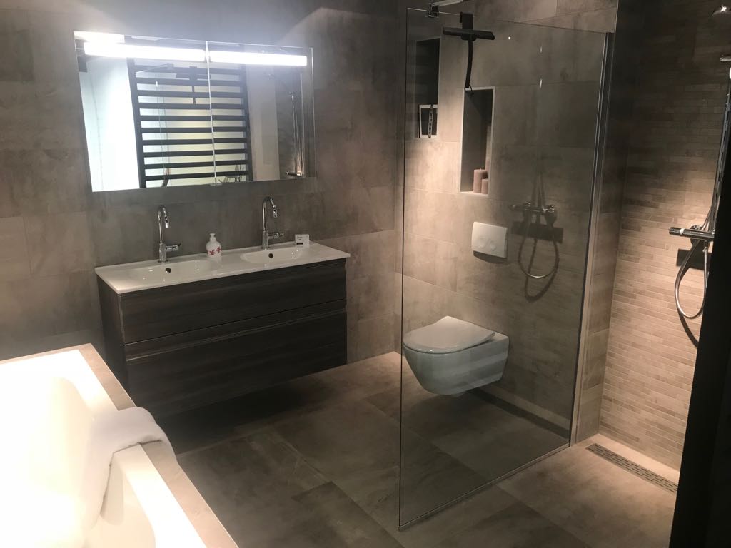 BOUWEXPERT's tweet photo. Onlang mooie renovatie afgerond in Lelystad. Keramisch parket, vloerverwarming, 3st badkamers, 2st toilets, luxe hoogglans keuken, en nog veel meer! https://t.co/5pTI6QF3nD