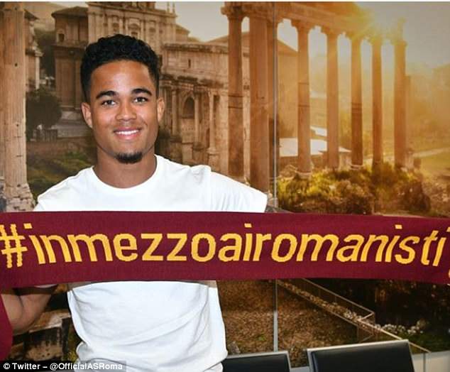 LajmeF's tweet photo. #JustinKluivert 🇳🇱 është lojtari më i ri i @ASRomaEN. Kontratë deri në vitin 2023 dhe pagë 2 milion € për ish-lojtarin e @AFCAjax. https://t.co/gf6pJh6hQk