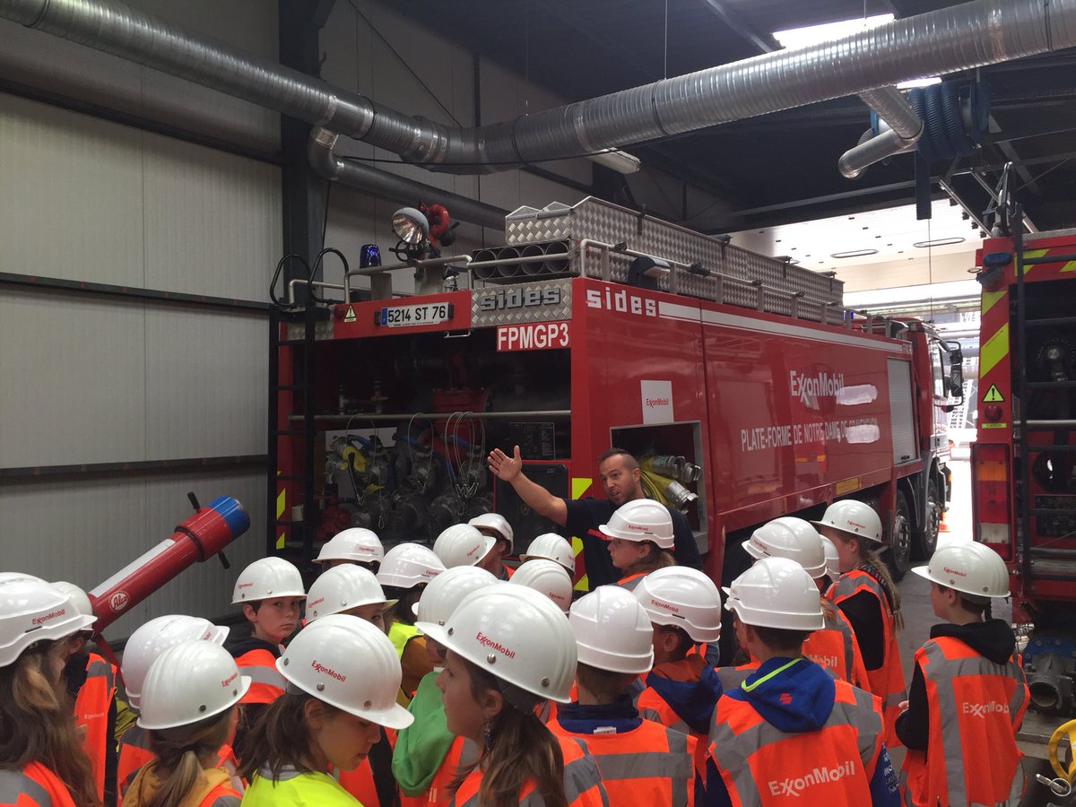 ExxonMobil_FRA's tweet photo. Ce matin c’était l'école de #Gravenchon qui nous rendait visite ! Après une présentation de la Plateforme et un quiz, les élèves sont passés voir les pompiers du site #NotreCommune https://t.co/9isDXRZYwn
