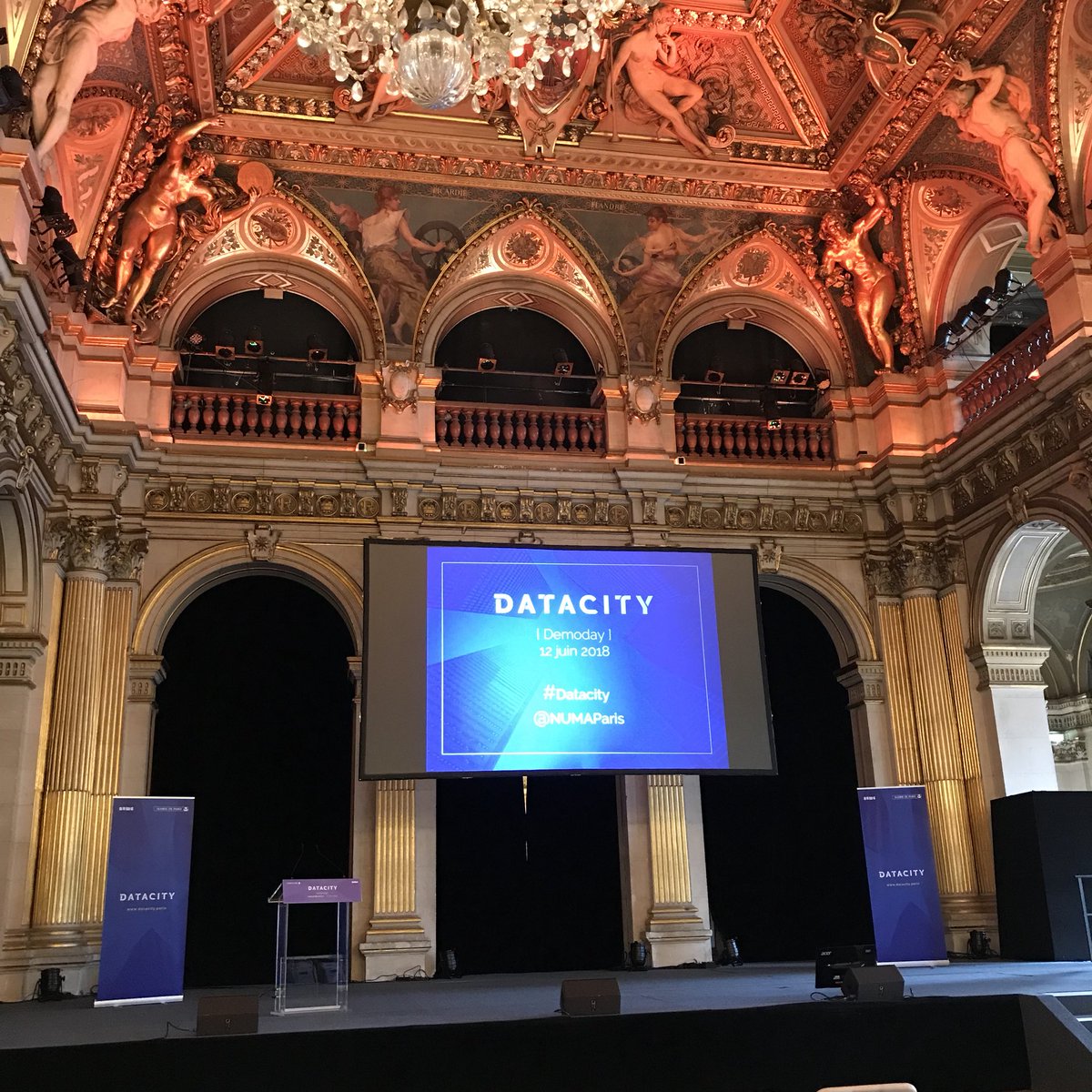 ConnectGares's tweet photo. [#Now] Nous sommes en direct de l’Hôtel de Ville pour suivre la présentation par @DataCitybyNUMA des 14 solutions concrètes développées pour répondre aux besoins urbains de la ville de @Paris #DemoDay #Datacity https://t.co/SrkOGQ8ElK