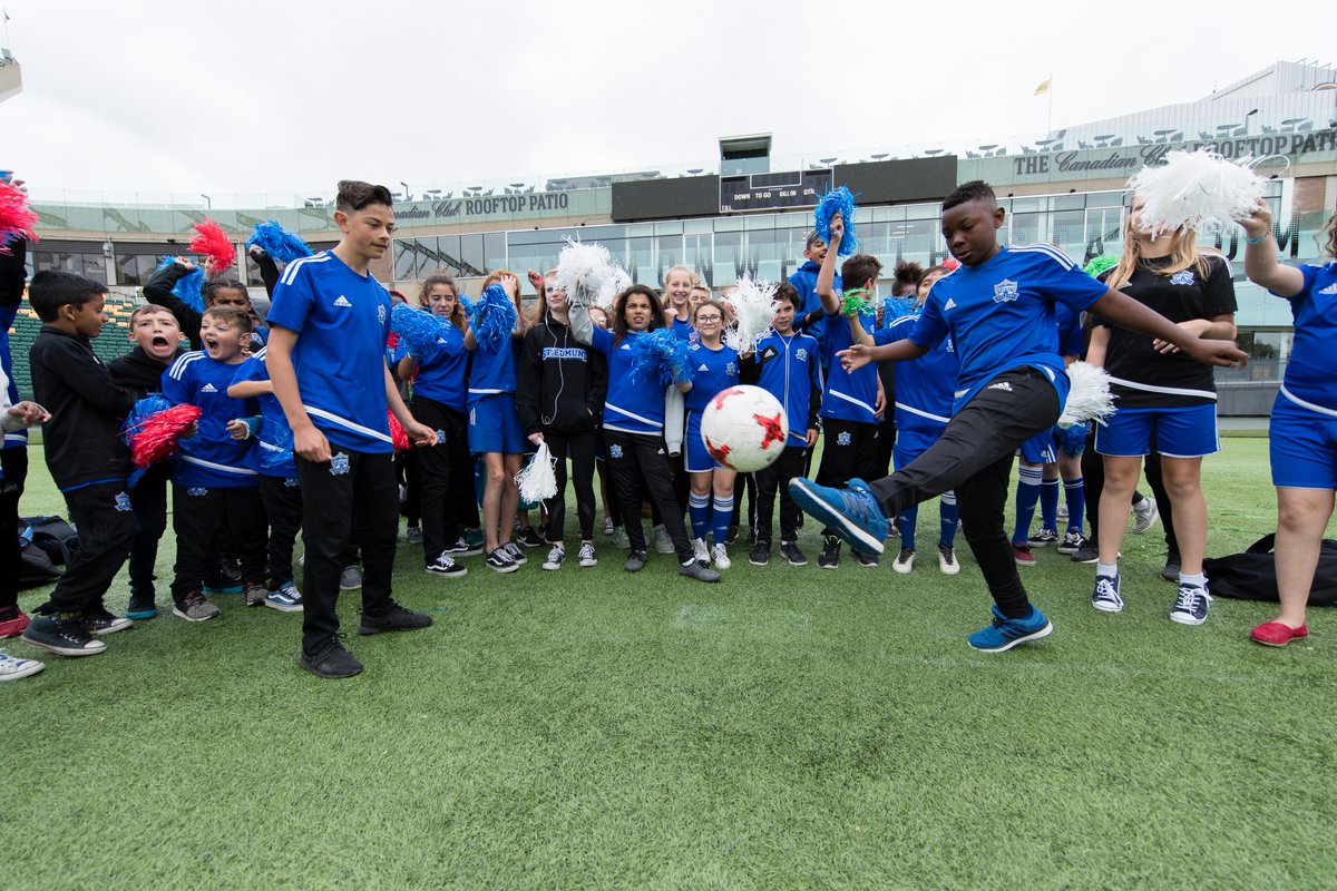 CityofEdmonton's tweet image. A massive show of support for #United2026 &amp;amp; #Edmonton as a candidate host city leading up to FIFA Congress vote tomorrow. #yeg