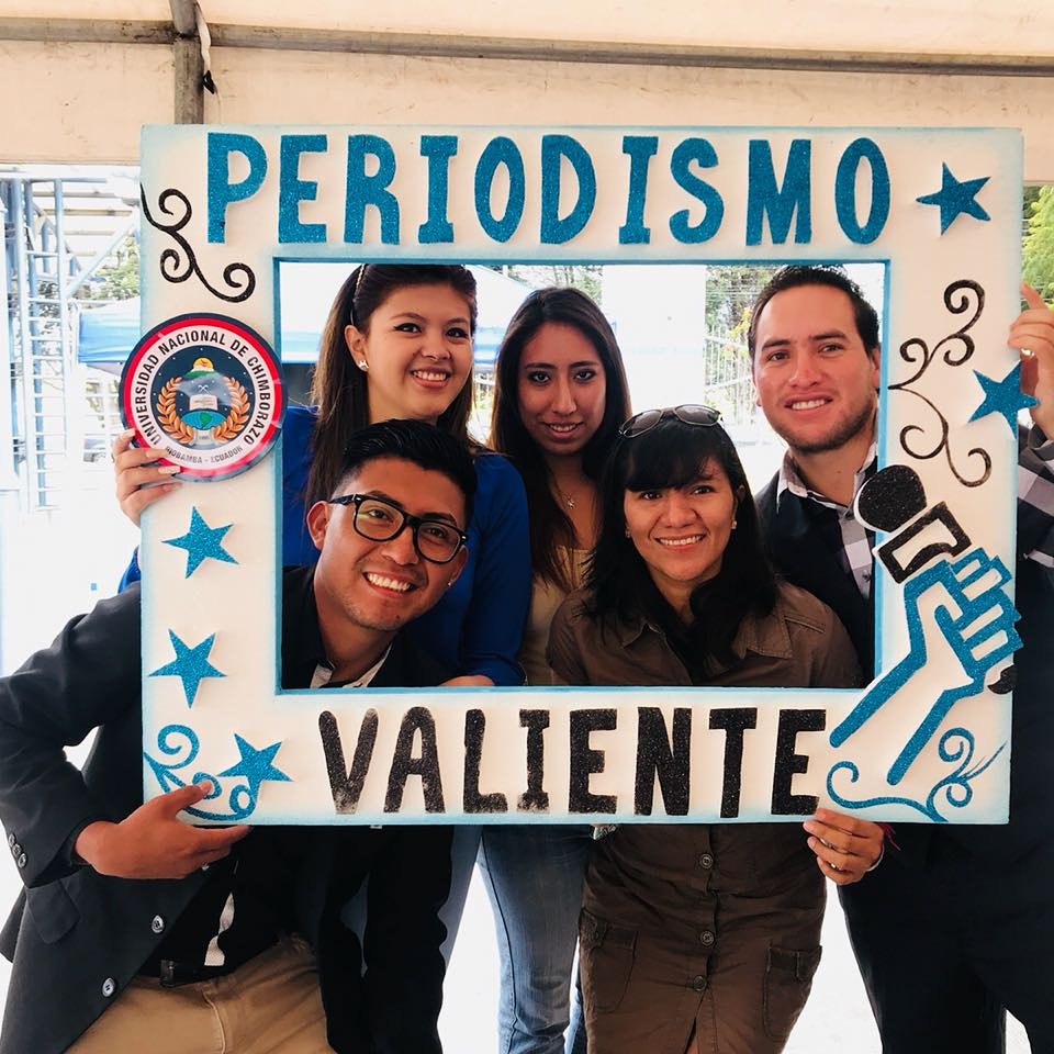 AlexBerrones9's tweet photo. El periodismo de investigación nos permite destapar los actos ocultos de interés social.... 
Inicia la casa abierta de la carrera de #ComunicaciónSocial
#PeriodismoValiente
#Unach https://t.co/UriNL6mFBD