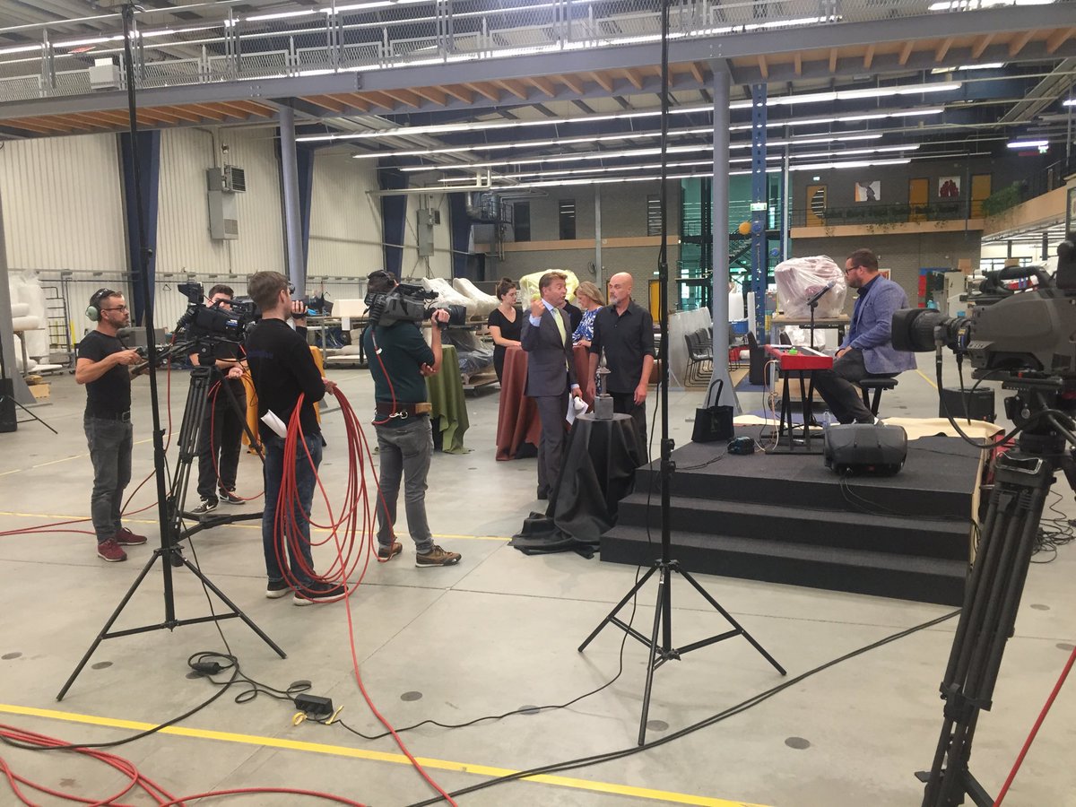 L1leohauben's tweet photo. Repetities bij Leolux in Venlo voor live uitzending uitreiking MKB L1mburg Prijs. CRDLT, Dekkers Tweewielers of Pex Dakbedekkingen? 17.55u op #L1 #MKBprijs https://t.co/bhZHnKWxUg