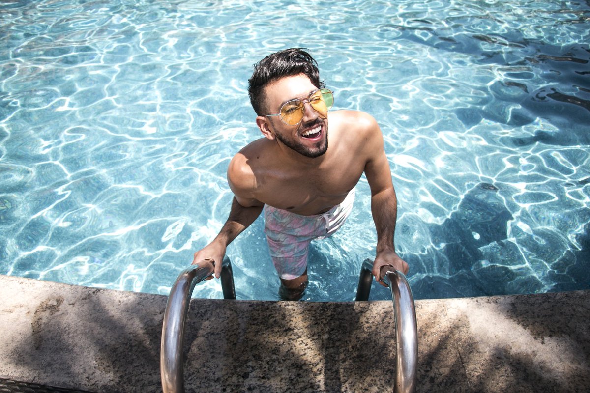 Pool lounging with <a href="/BatherTrunkCo/">Bather Trunk Co.</a> &amp; all things blue this Summer~ bobbyraffin.com/2018/05/beach-… #everydaybather