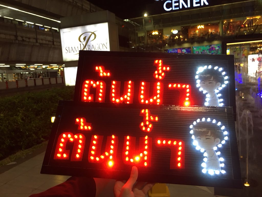 Beerry_khanit's tweet photo. เมื่อเจ้าของเค้าเห็นป้ายล้ะนางถาม ใครเป็นคนทำตัวการ์ตูน???
555555 ล่าสุดโดนนางแซวกลับ อ้อออ แก๊งเคสแดงนี่เองงงงง !!!
ว้อยยยยยย ยัยน้องงงงง 
ปล.สีมันจะหลุดล้ะเด๋วเอาไปให้ลงยันต์ให้ใหม่ 😆😆🤟🤟

@tonnaaam 
@Nammmmmm_mm 

#tonnaaam 
#troop 
#TuSexyboy https://t.co/jJhAO31HZD