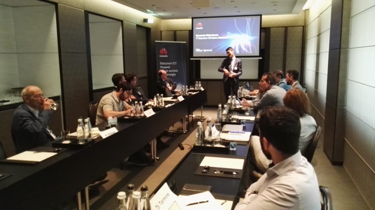 HuaweiEBGItalia's tweet photo. All'evento #Huawei dedicato alle società dell'energia, Carmelo Calcaterra @CarmeloCalc, IT Solution Manager di Huawei EBG Italia, presenta le soluzioni #DataCenter dedicate al settore #energy. Maggiori informazioni: https://t.co/tLOD6AFzPU https://t.co/Lphyois8Yp