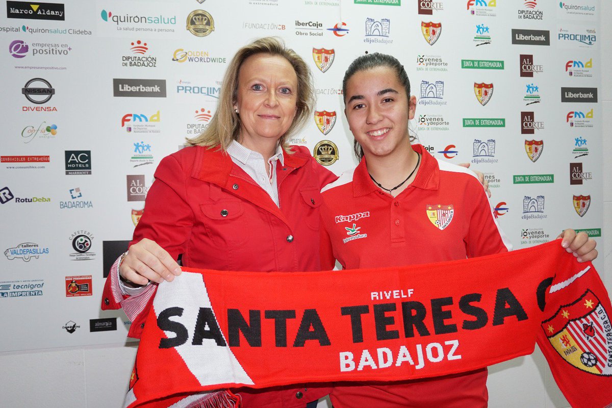 📷 Sofía, que reapareció a final de temporada tras su lesión, firmó su nuevo contrato con el #SantaTeresaBadajoz 🔴⚪️ #AúpaSanta #DespegamosDeNuevo #LaMismaIlusión

▶️ santateresabadajoz.com/2018/06/11/ren…