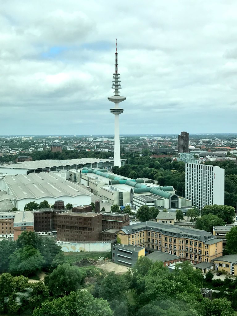 hofer1007's tweet photo. Heute beim Facelift Summit in Hamburg. Thema: „What‘s next in Social Media.“ #fs18 https://t.co/SW99mmqY9d