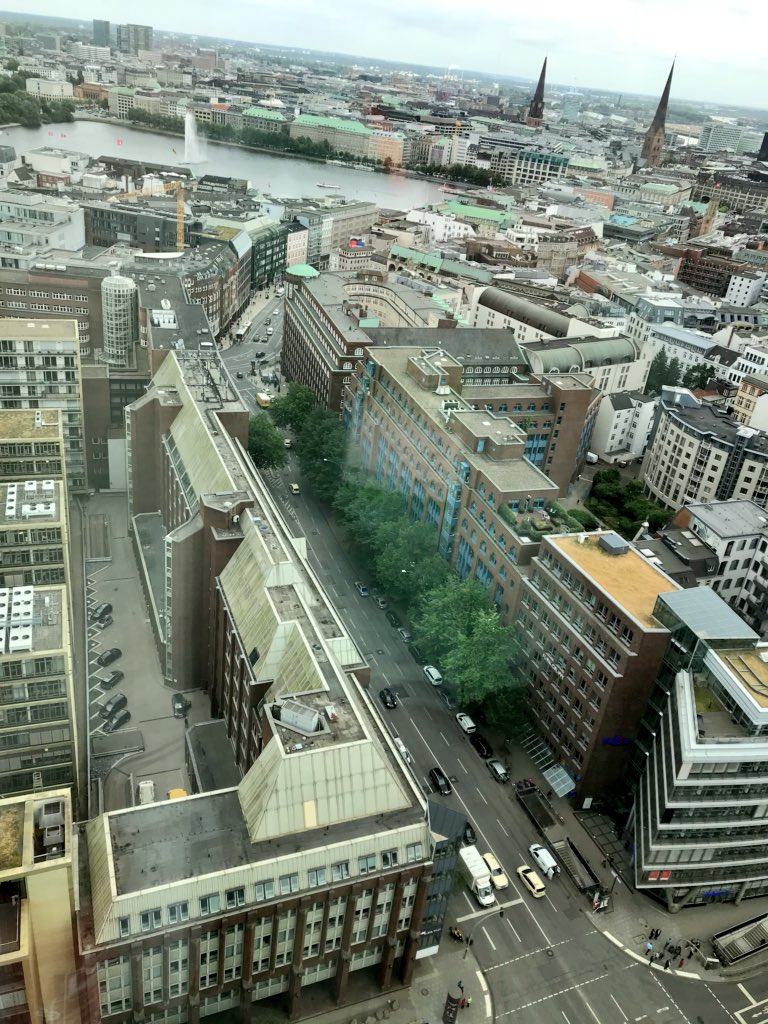 hofer1007's tweet photo. Heute beim Facelift Summit in Hamburg. Thema: „What‘s next in Social Media.“ #fs18 https://t.co/SW99mmqY9d