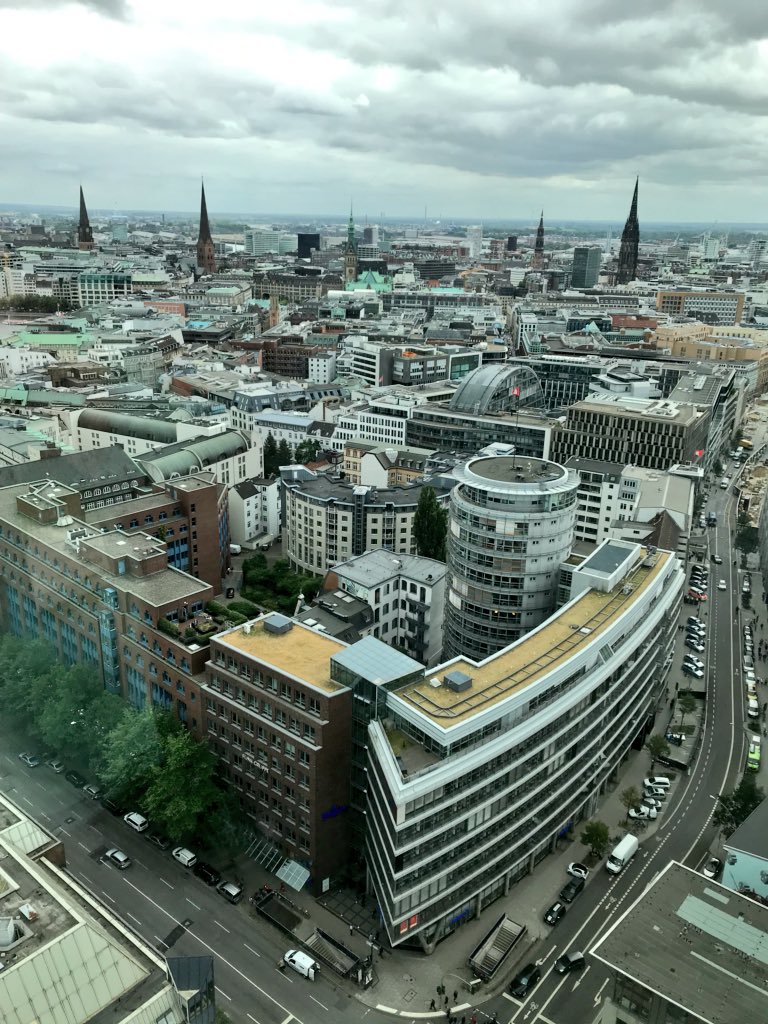 hofer1007's tweet photo. Heute beim Facelift Summit in Hamburg. Thema: „What‘s next in Social Media.“ #fs18 https://t.co/SW99mmqY9d