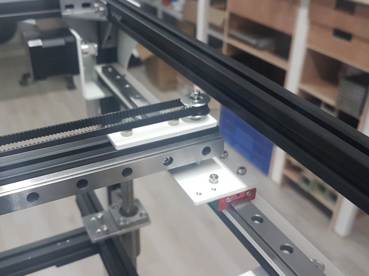 MakerGal3D's tweet photo. Ya tenemos casi todo listo!!! La idea de meter un perfil en el eje X es la clave quiero colgar una #upe ahí y necesitabamos rígidez y sin duda es todo un acierto #megacube #3dprinter #openhardware #bigprinter https://t.co/X46WwUQcYS