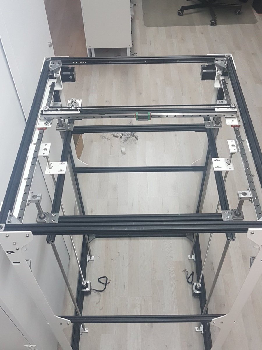 MakerGal3D's tweet photo. Ya tenemos casi todo listo!!! La idea de meter un perfil en el eje X es la clave quiero colgar una #upe ahí y necesitabamos rígidez y sin duda es todo un acierto #megacube #3dprinter #openhardware #bigprinter https://t.co/X46WwUQcYS