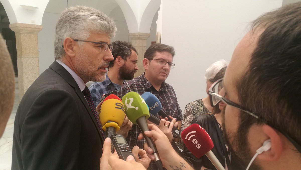 GPSocialistaExt's tweet photo. “El ofrecimiento de @GFVara para acoger personas del #Aquarius refleja que Extremadura es una tierra sensible y hospitalaria", @valentingarciag https://t.co/9jN3xQR8kr