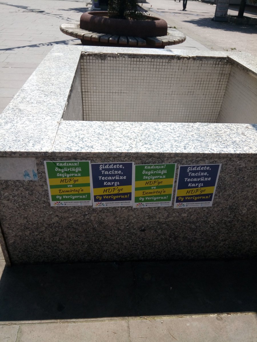 EspHopa's tweet photo. Hopa HDP önünde bugünde seçim çalışması devam ediyor.#SenleDeğişir https://t.co/zdTk9RdYRn