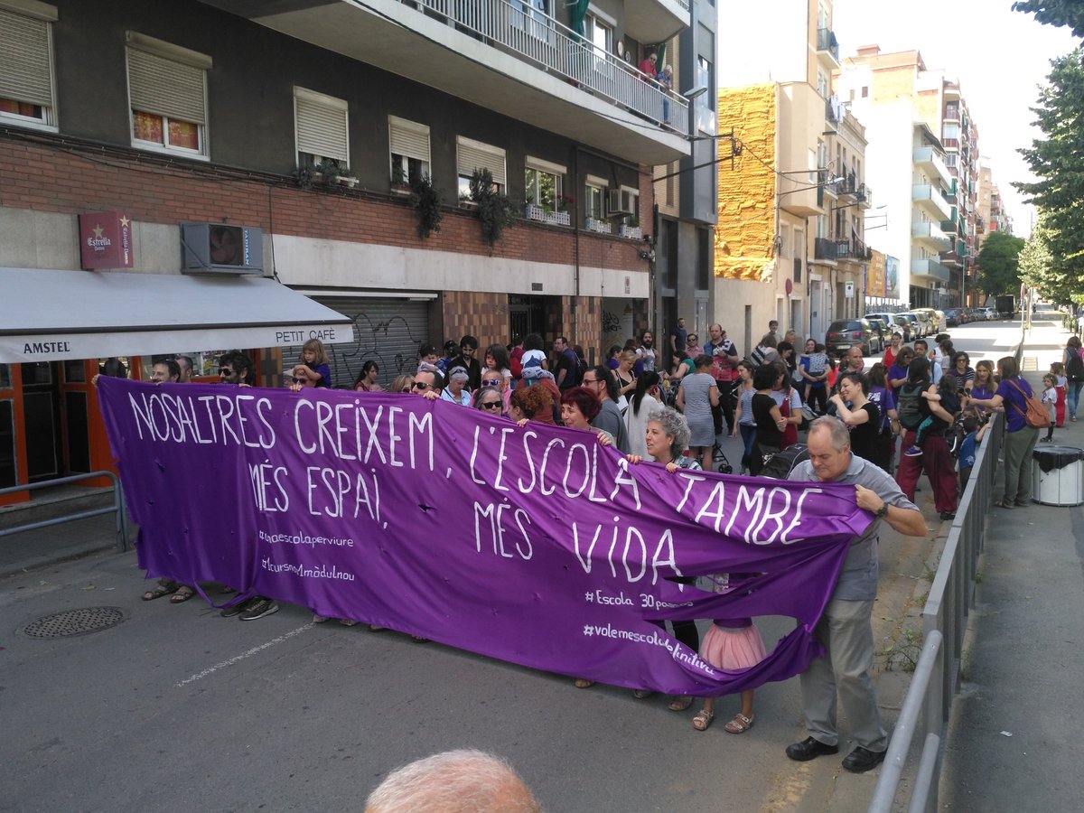 AF30Passos's tweet photo. La Escuela 30 Passos de La Sagrera se ve obligada a salir a a la calle para reclamar a la Generalitat el nuevo #barracón que necesitan para acoger nuevos alumn@s de P3 y no verse obligada a hacer servir el #comedor como aulas.
#1CursNou1ModulNou 

https://t.co/N9Th2Z3ZmF https://t.co/RuWfGrL5Bw