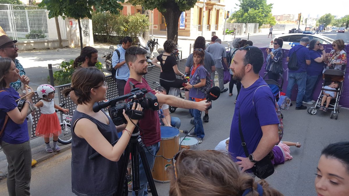 AF30Passos's tweet photo. La Escuela 30 Passos de La Sagrera se ve obligada a salir a a la calle para reclamar a la Generalitat el nuevo #barracón que necesitan para acoger nuevos alumn@s de P3 y no verse obligada a hacer servir el #comedor como aulas.
#1CursNou1ModulNou 

https://t.co/N9Th2Z3ZmF https://t.co/RuWfGrL5Bw