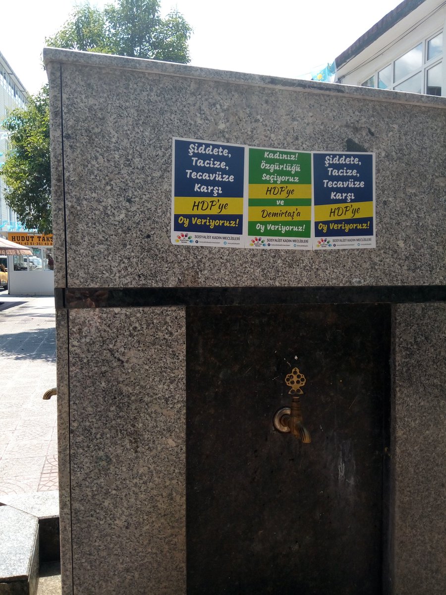 EspHopa's tweet photo. Hopa HDP önünde bugünde seçim çalışması devam ediyor.#SenleDeğişir https://t.co/zdTk9RdYRn