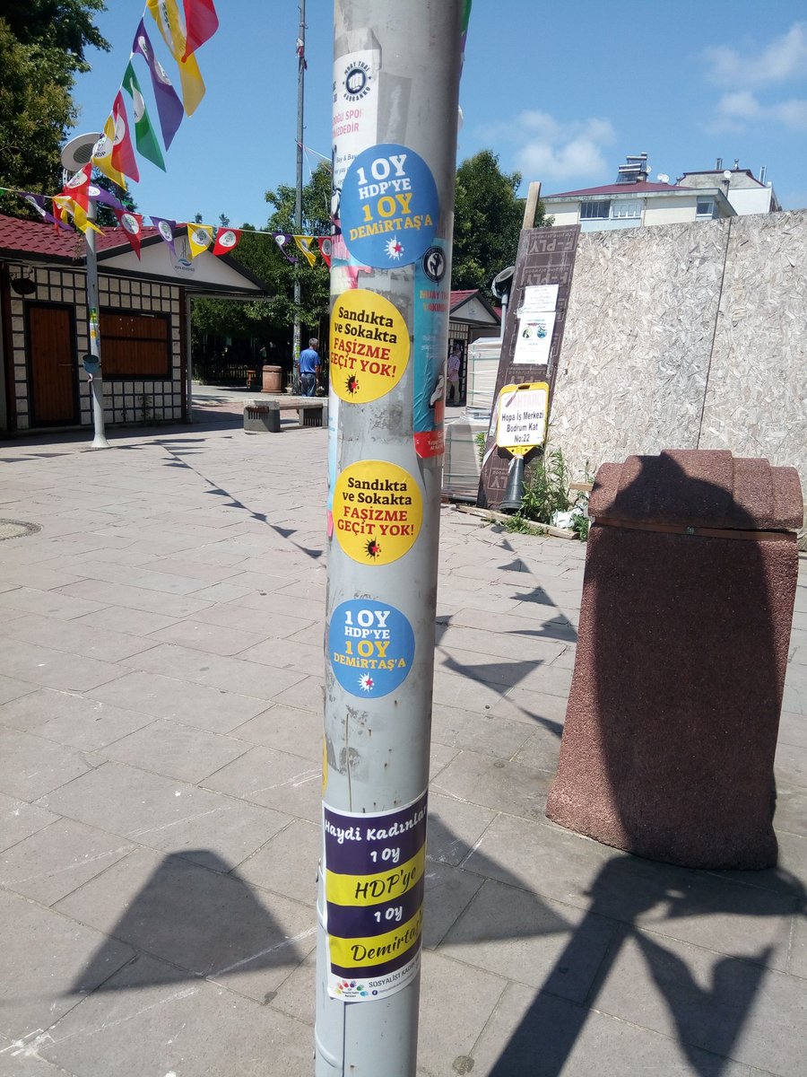 EspHopa's tweet photo. Hopa HDP önünde bugünde seçim çalışması devam ediyor.#SenleDeğişir https://t.co/zdTk9RdYRn