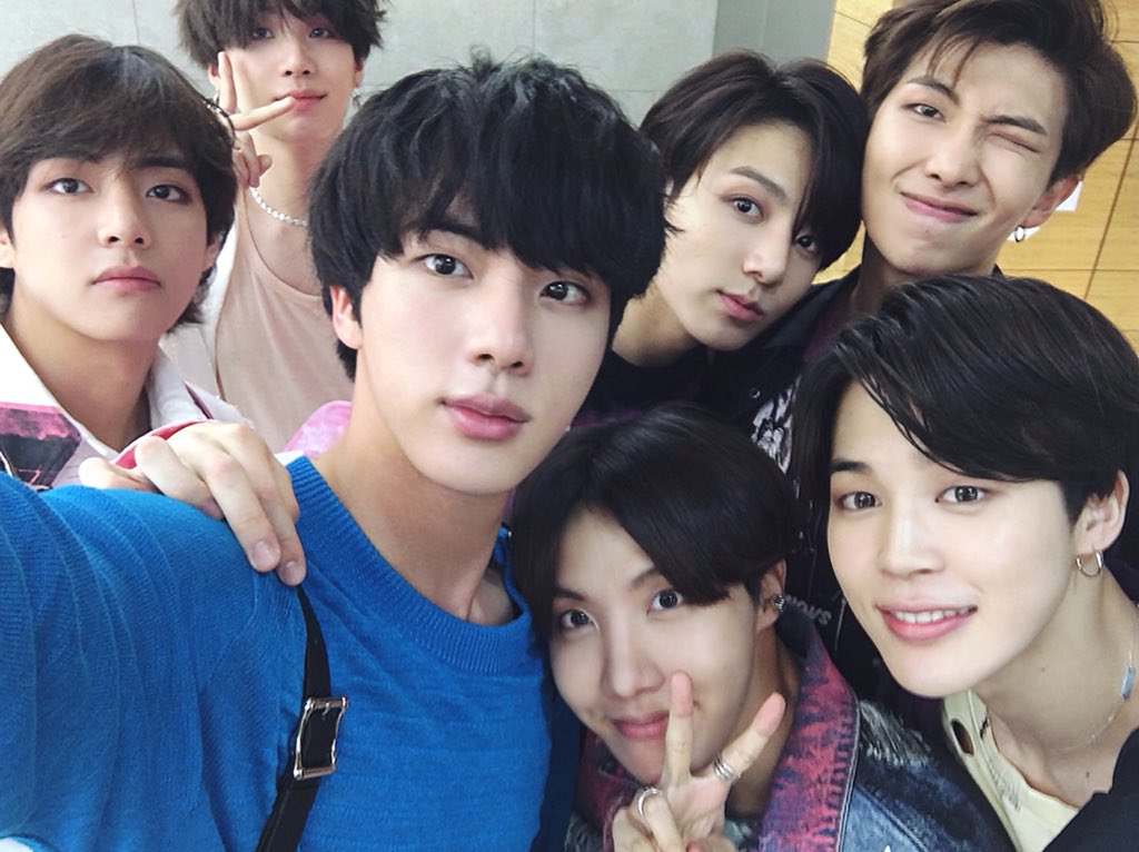 CNJungKookBar's tweet photo. [Weibo] BTS Official updates 

[#BTS this month#] Shows have ended,but our celebration will continue.ARMYs can expect it.(｡•̀ᴗ-)✧ ​​​
https://t.co/KPMHYy8DQU
@BTS_twt 정국아 수고했어요 💝 
#정국 #JUNGKOOK #BTS #방탄소년단 https://t.co/2JGtpVWnhS