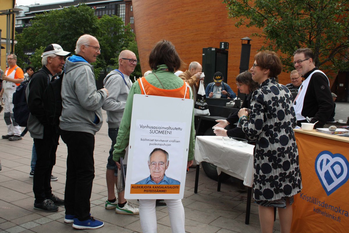 #Stadi:n #Kristillisdemokraatit tänään #helsinkipäivä:nä Kampin Narinkkatorilla. Tarjolla kanakeittoa. Piirin pj Tuulikki Teporan ja kaupunginvaltuutettu Mika Ebelingin ym ohella ohikulkijoita jututtamassa oli puolueen pj <a href="/SariEssayah/">Sari Essayah</a>. Kommentteja mm #HSL:n lippu-uudistuksesta.