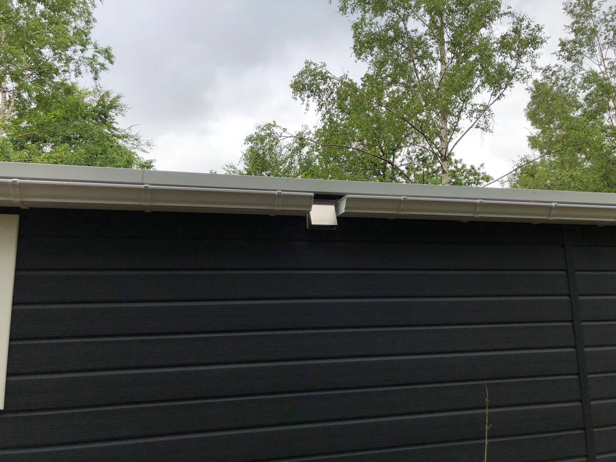 Mooie oplossing <a href="/teundebeun/">Teundebeun</a> ! Maar tussen afzuigkap en gevelklep zit ruim halve meter flexibel... 🤦‍♂️ onder de goot was dus wel mogelijk....