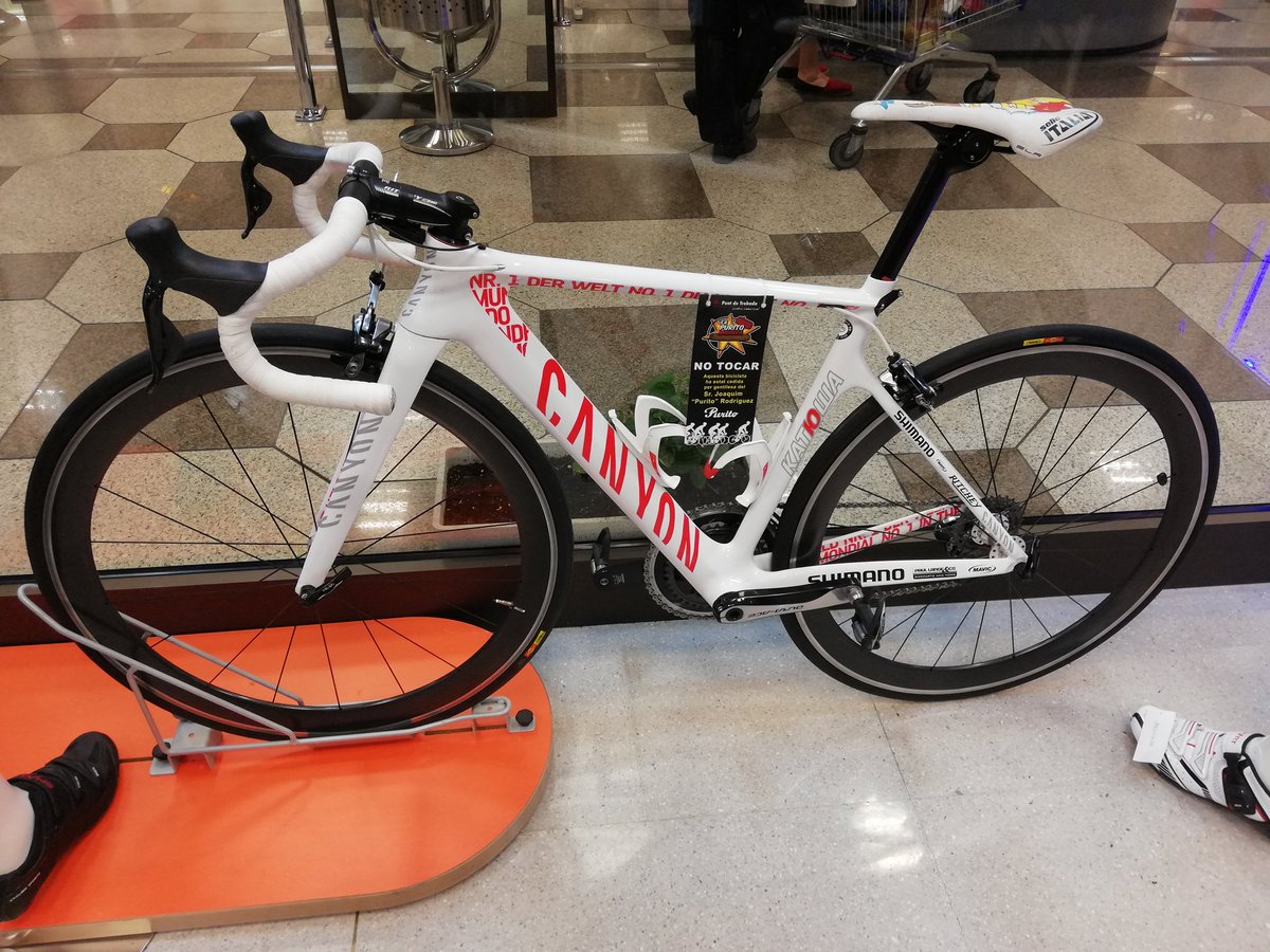 nunfuiyo's tweet photo. Grata sorpresa nos llevamos en el @eleclerc_punt de @andorraworld_ad el sábado cuando fuimos a comprar algo de chocolate durante la vuelta del viaje a Alpes con @TRITOBANK y vimos las 3 @canyon_bikes que @PuritoRodriguez tiene allí cedidas 😍

Andorra mola mucho! ♥ https://t.co/gbjEzos5LR