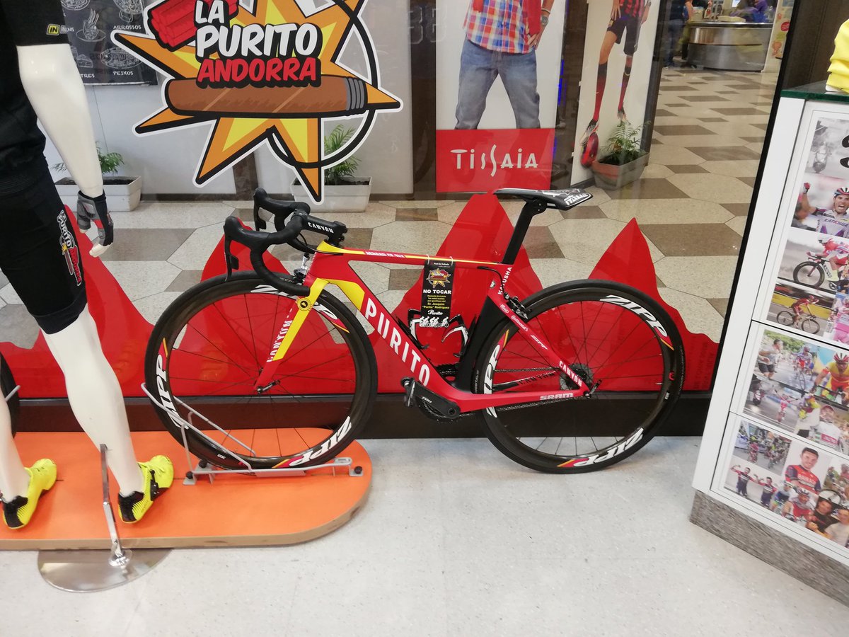 nunfuiyo's tweet photo. Grata sorpresa nos llevamos en el @eleclerc_punt de @andorraworld_ad el sábado cuando fuimos a comprar algo de chocolate durante la vuelta del viaje a Alpes con @TRITOBANK y vimos las 3 @canyon_bikes que @PuritoRodriguez tiene allí cedidas 😍

Andorra mola mucho! ♥ https://t.co/gbjEzos5LR