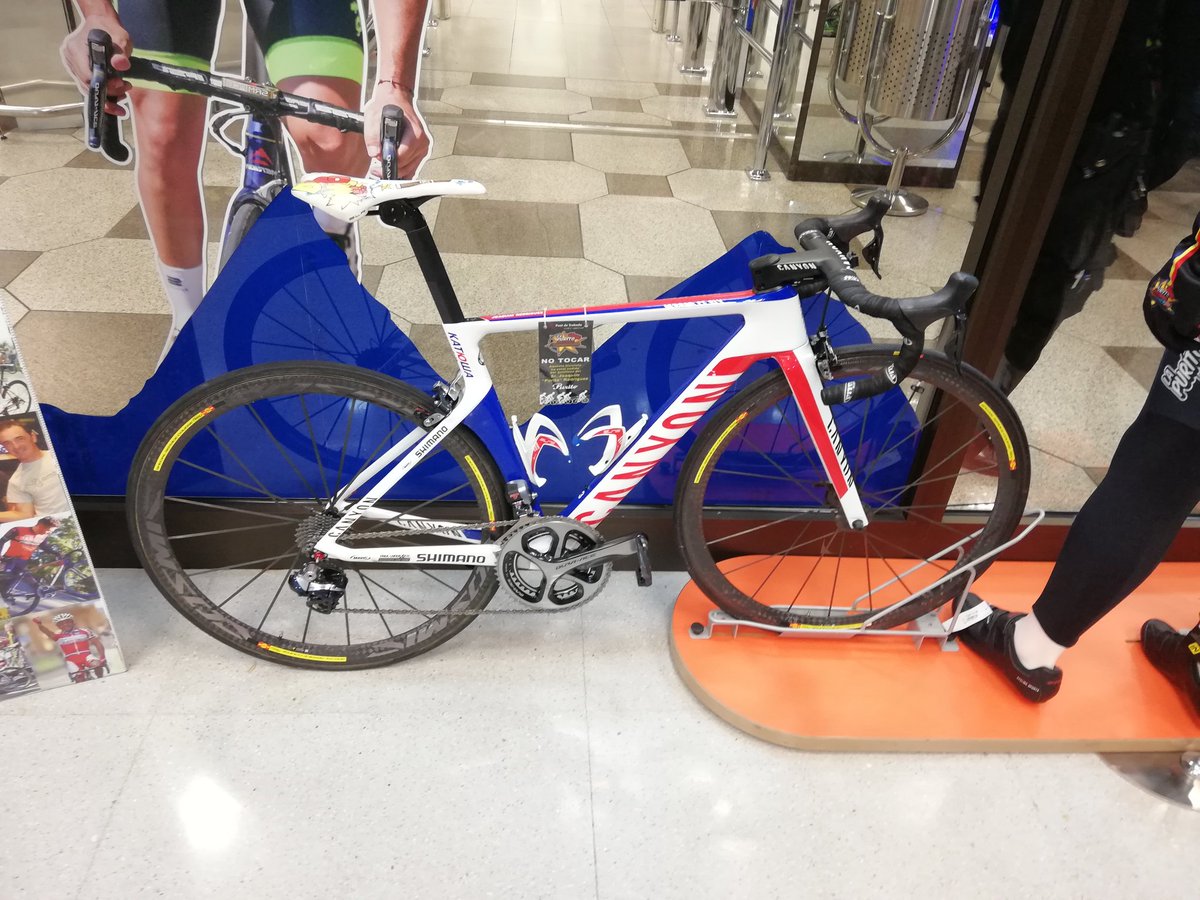 nunfuiyo's tweet photo. Grata sorpresa nos llevamos en el @eleclerc_punt de @andorraworld_ad el sábado cuando fuimos a comprar algo de chocolate durante la vuelta del viaje a Alpes con @TRITOBANK y vimos las 3 @canyon_bikes que @PuritoRodriguez tiene allí cedidas 😍

Andorra mola mucho! ♥ https://t.co/gbjEzos5LR