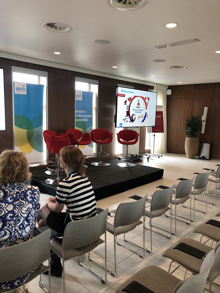 Op één van die rode stoeltjes mag ik straks plaatsnemen om tijdens Meetup to Speedup van <a href="/MVO_NL/">MVO Nederland</a> te vertellen over <a href="/FiKksSocial/">fiKks</a>! #zinin