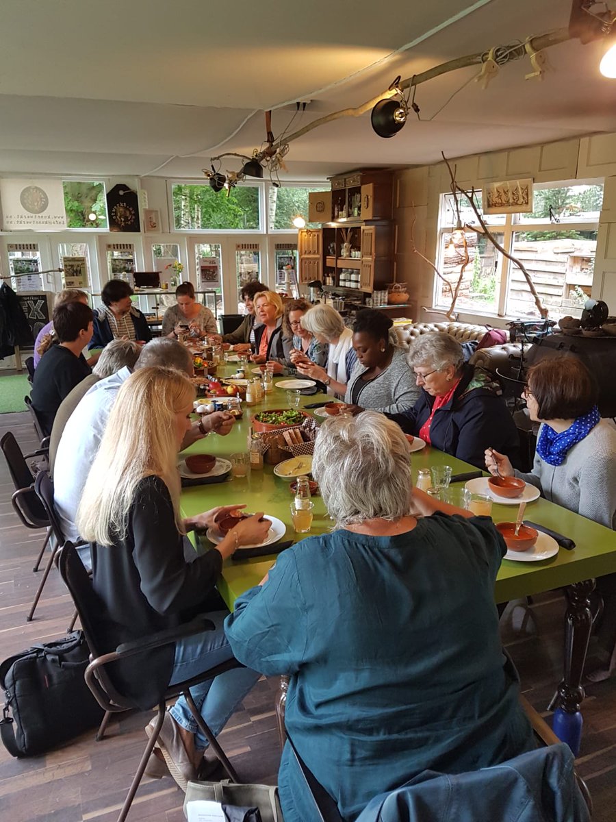 ElskeThomassen's tweet photo. Lekkere lunch als afsluiting van onze hei-ochtend bij #natuurtalent010 @Samen_010 @Hannydk @wilmapetersenk @AlexanderBorst @henkkamminga https://t.co/2z4F7MnFfn