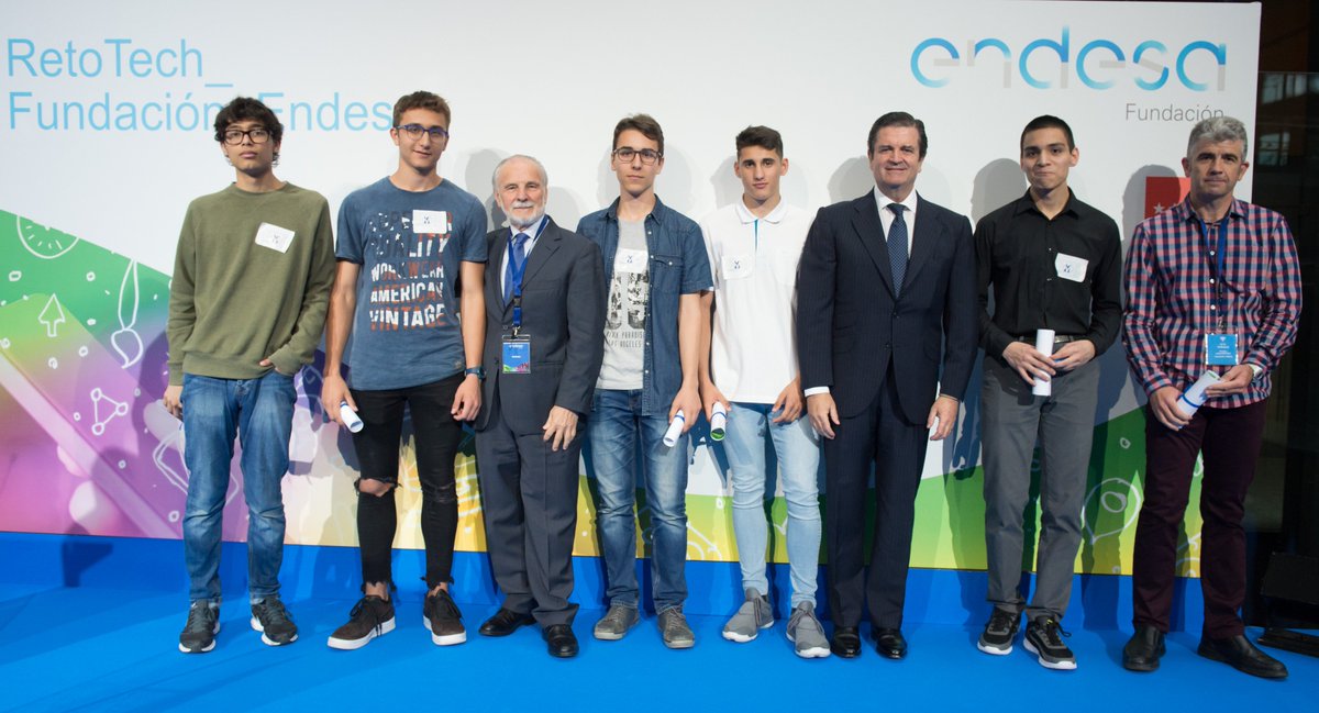 RetoTech's tweet image. Foto de los ganadores de #RetoTech18: @IES_FGL @ColegioBalder @iesvelazquez5 con Borja Prado, Presidente de Endesa y Amador Sánchez, Viceconsejero de Organización Educativa de la Comunidad de Madrid.