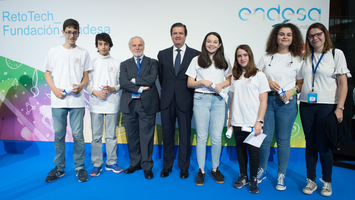 RetoTech's tweet image. Foto de los ganadores de #RetoTech18: @IES_FGL @ColegioBalder @iesvelazquez5 con Borja Prado, Presidente de Endesa y Amador Sánchez, Viceconsejero de Organización Educativa de la Comunidad de Madrid.