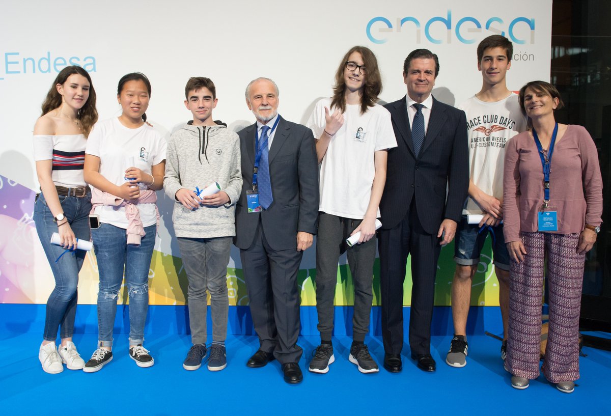 RetoTech's tweet image. Foto de los ganadores de #RetoTech18: @IES_FGL @ColegioBalder @iesvelazquez5 con Borja Prado, Presidente de Endesa y Amador Sánchez, Viceconsejero de Organización Educativa de la Comunidad de Madrid.