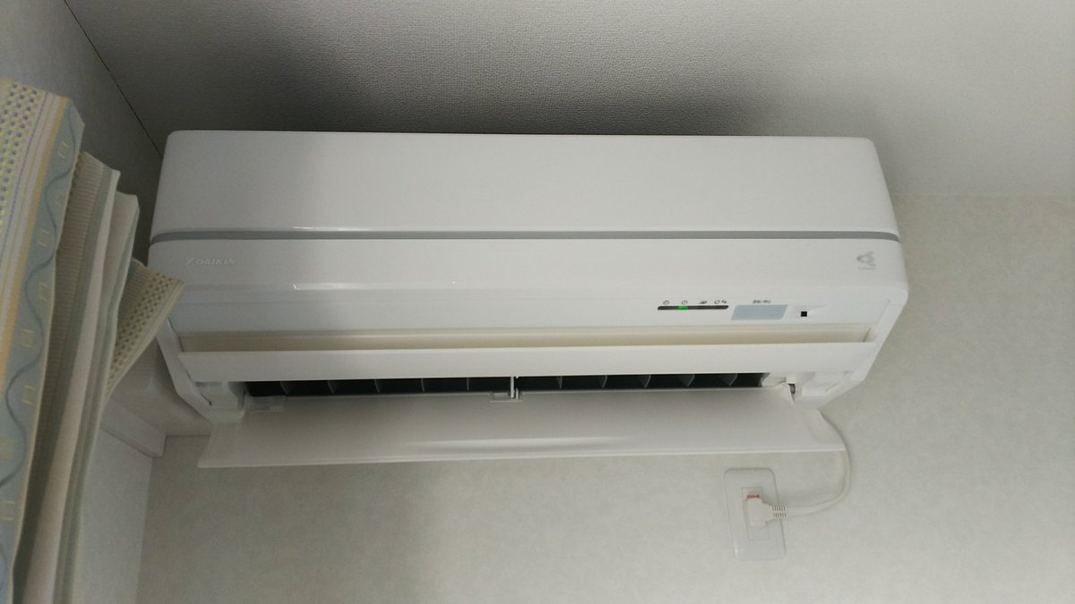 野沢電気 On Twitter エアコンの交換です ダイキンさんのエアコンは加湿もできます 業界で唯一の商品です うるるとさらら うるさら7 外気の水分のみを抽出して室内に送り出す技術です 太いホースが繋がっているのが特徴です 小山市 野沢電気 エアコン