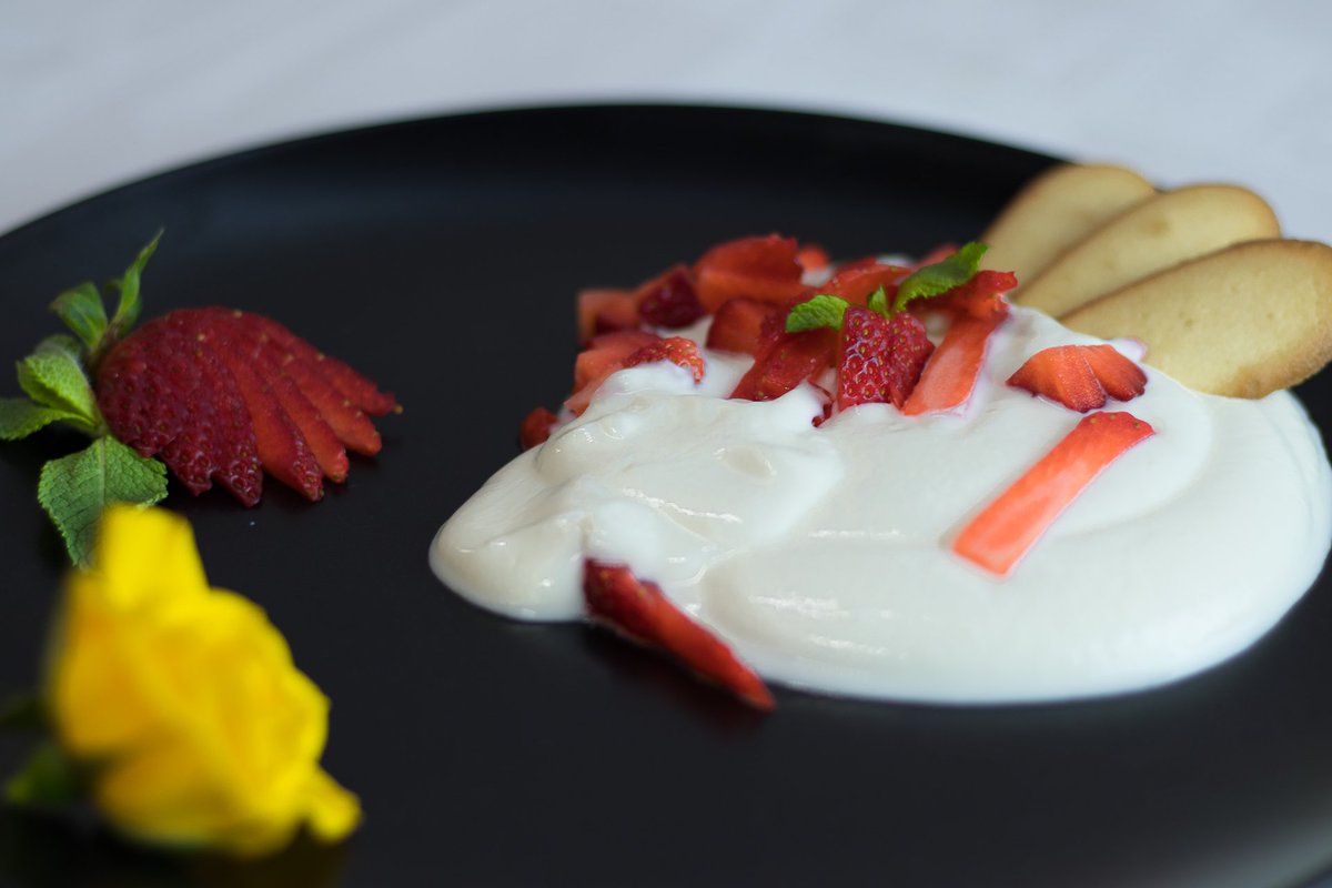 palatoraffinato's tweet photo. Una #mousse fresca allo #yogurt con le fragole e le lingue di gatto: un ottimo modo di concludere un pasto! La puoi ordinare qui:  https://t.co/J0WgJ73sp6 #palatoraffinato https://t.co/Dx0q8aj6DB