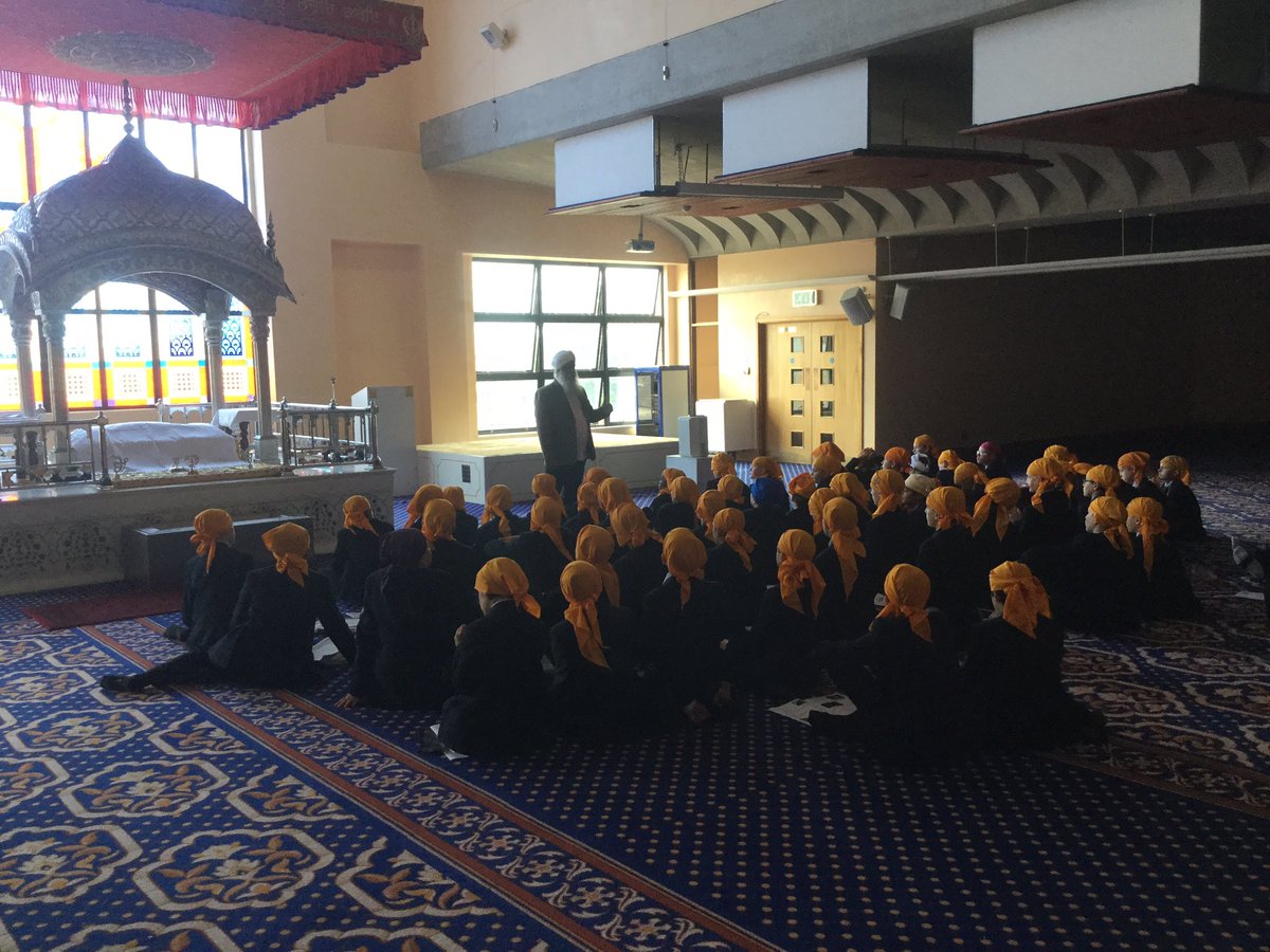 ReedsPandR's tweet photo. First Form having a wonderful Places of Worship outing #ReedsPandR we're currently in Guru Singh Sabha Gurdwara Southall. Thank you Mr Verdi for being our tour guide @ReedsSchool https://t.co/QtuYkcWkyb