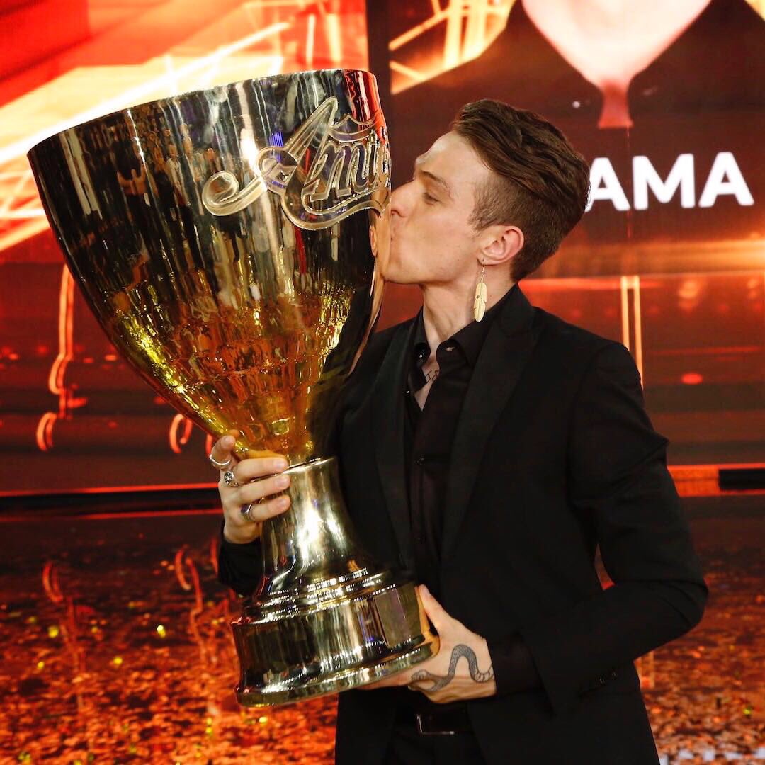 IRAMAPLUME's tweet photo. Semplicemente grazie. Inizia adesso un nuovo percorso, ma con una grande differenza: ora ci siete voi con me 🌹 #Amici17 https://t.co/orXLPhK5EZ