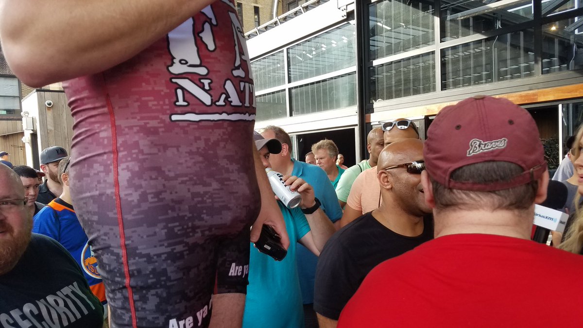 CherryFrancoma's tweet photo. Some #FALCon2018 lost photos of @Babchik, @EvCoRadio, @camillekostek &amp; @UncleEddie13. My eyes are still hurting from seeing Babs in tights. https://t.co/MV4bLPmsmV
