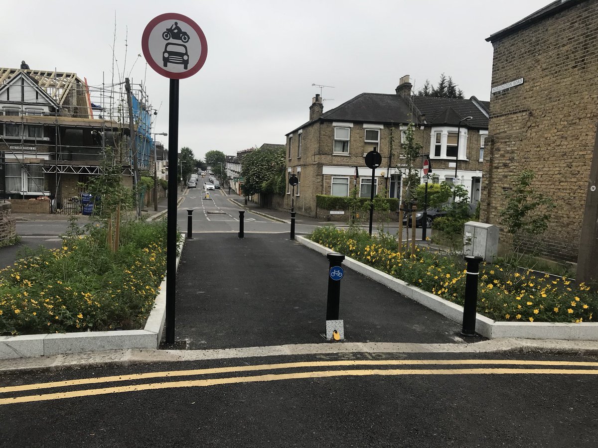 rectripp's tweet photo. Such an inspiring cycle round @wfcouncil today with @Labourstone showing me the sights. Flowers, peace and quiet, cycling, walking and even audible birdsong. My mind now even more full of ambition for Newham #liveableneighbourhoods https://t.co/56mXqhPdsS