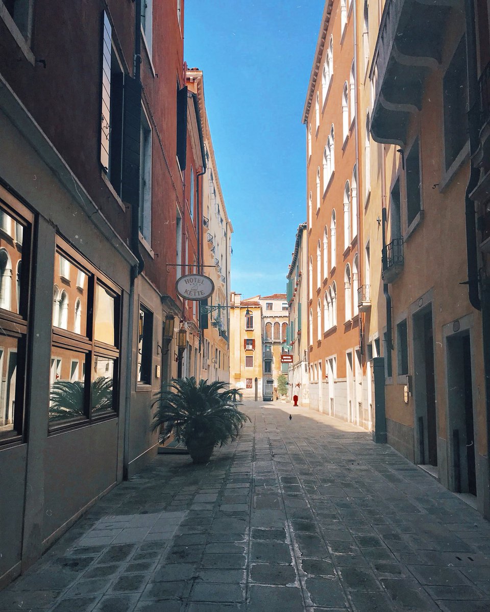 jackmanly's tweet photo. wander alone at venice https://t.co/wi3Qk9t9qc