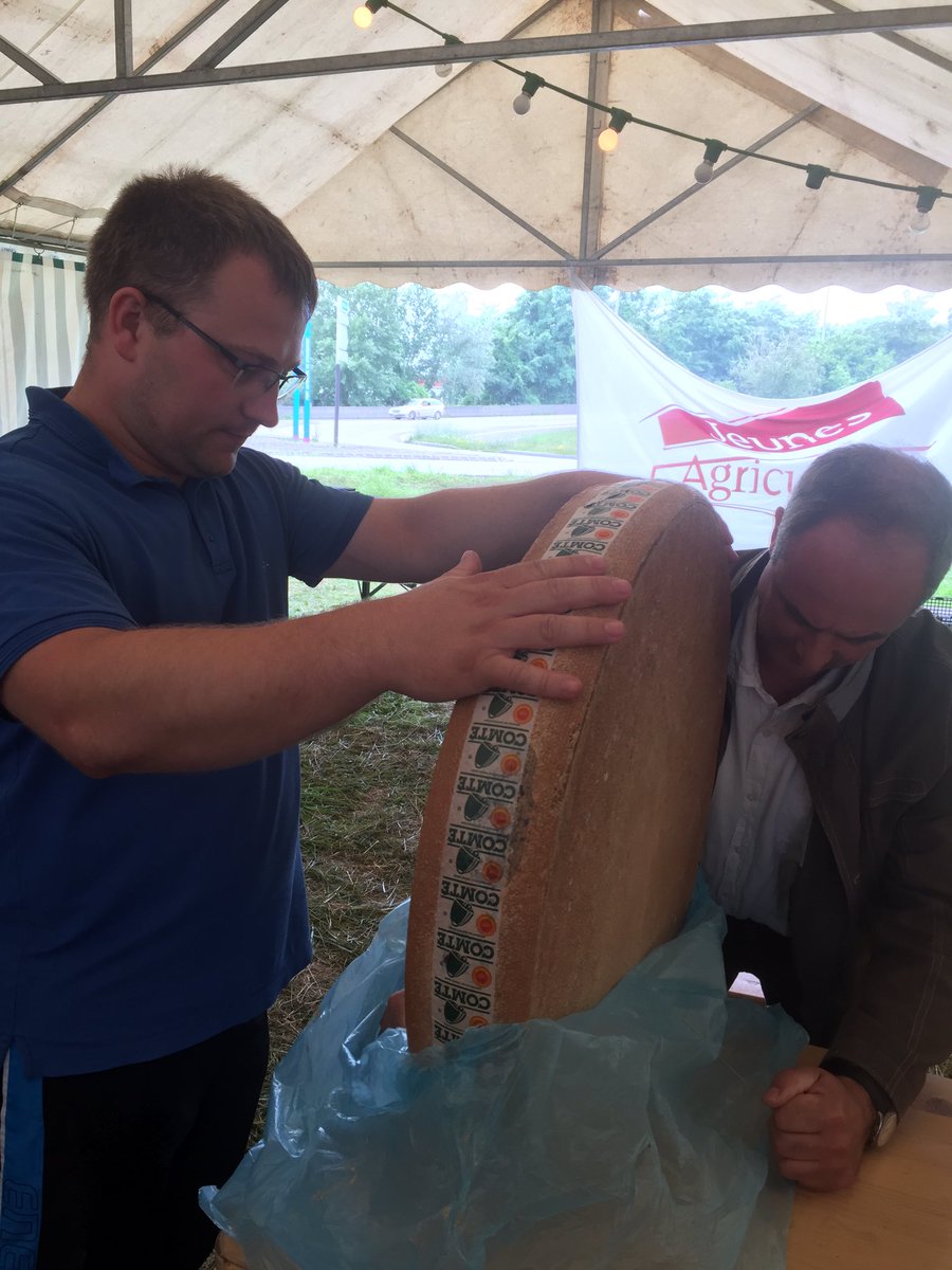 DutterClaire's tweet photo. Échange de bon procédé sur le blocage de #Strasbourg ! @FRSEAFC @FDSEA67 @FNSEA #SauvezLesAgri https://t.co/kRCZXaVdae