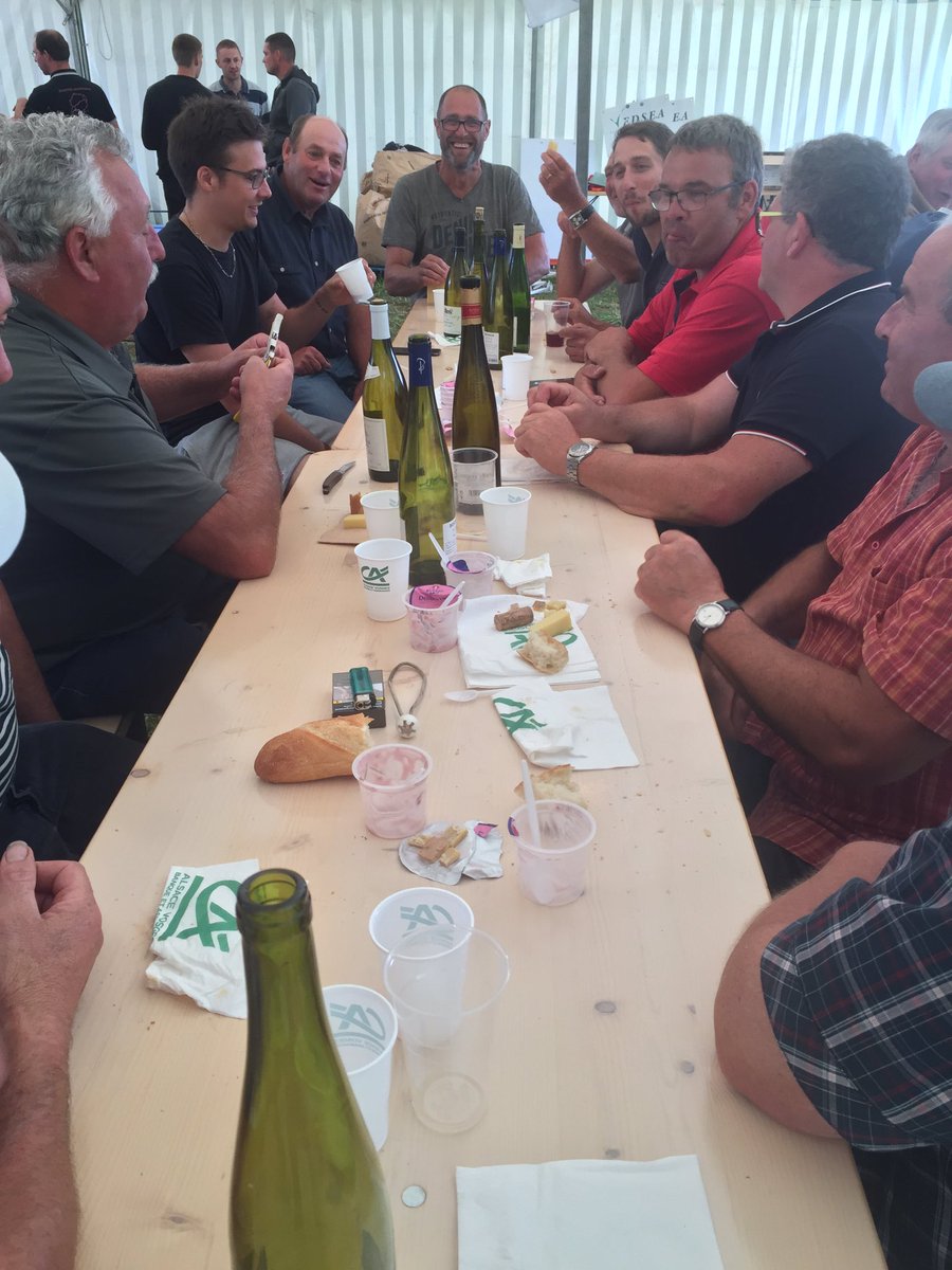 DutterClaire's tweet photo. Échange de bon procédé sur le blocage de #Strasbourg ! @FRSEAFC @FDSEA67 @FNSEA #SauvezLesAgri https://t.co/kRCZXaVdae
