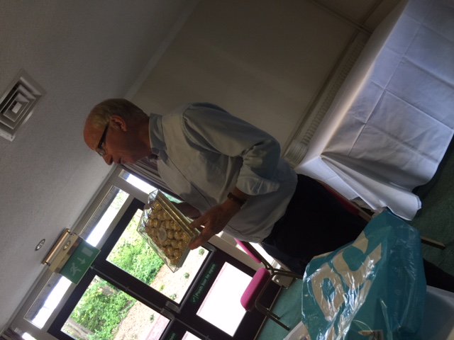 takeonetv's tweet photo. Excellent start to the day @cbchighwycombe with members bringing props to highlight an aspect of their business, tripods, defibrillators, chocolates, sketchpads and pantone cards to name a few! @bbfuk @RareDesignLtd @MarketingMecsTR @FMFirstAid https://t.co/Q28rjRLVya