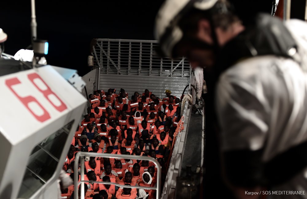 MSF_Espana's tweet image. ÚLTIMA HORA: el #Aquarius ha recibido instrucciones para transbordar a 400 personas a barcos de la Marina italiana y trasladar los otros 229 rescatados a Valencia. Estamos viendo la mejor forma de hacerlo.