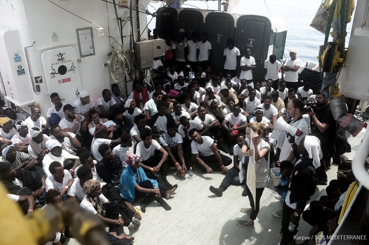 MSF_Espana's tweet image. ÚLTIMA HORA: el #Aquarius ha recibido instrucciones para transbordar a 400 personas a barcos de la Marina italiana y trasladar los otros 229 rescatados a Valencia. Estamos viendo la mejor forma de hacerlo.