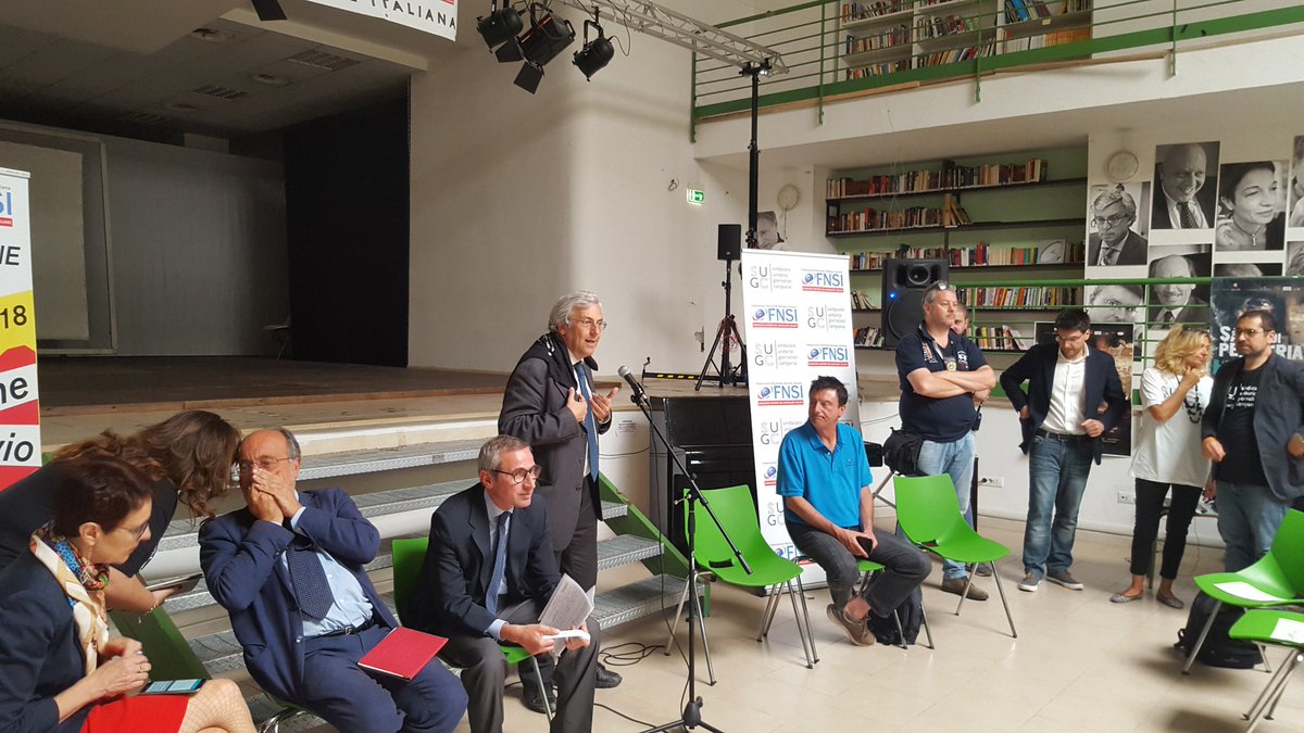 <a href="/CarloVerna58/">Carlo Verna</a> alla biblioteca #AnnalisaDurante per la manifestazione <a href="/FnsiSocial/">FNSI</a> a difesa dei Giornalisti minacciati <a href="/o_lucarelli/">@OttavioLucarelli</a>