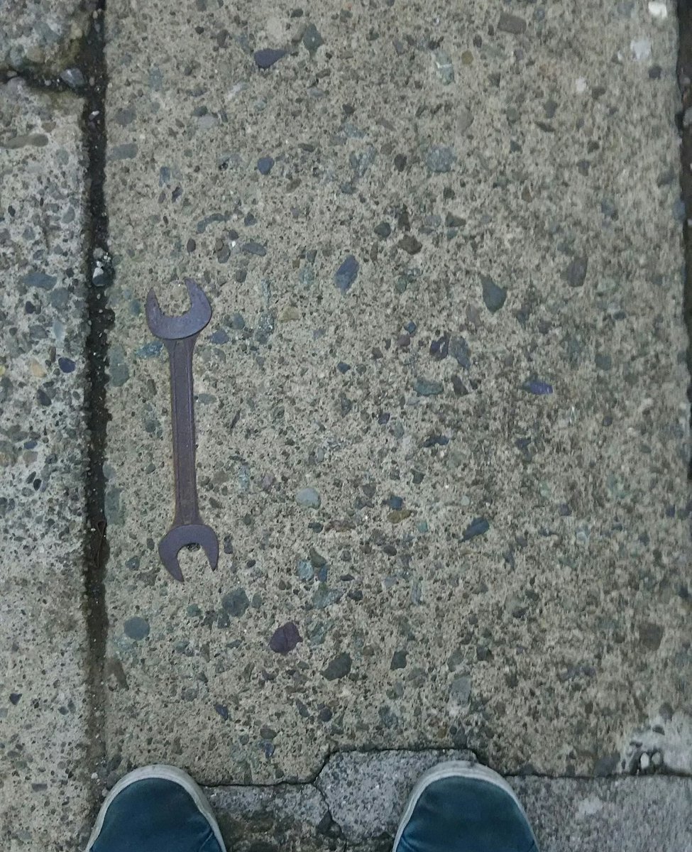 5d28IO321TJfR02's tweet image. 用事の帰り道で見たけど、スパナが何故、そんなのところに… 埋まってる⁉